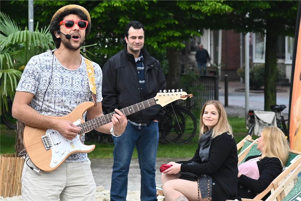 Der Rathaus-Vorplatz in Schermbeck verwandelt sich an diesem Wochenende in ein "Street Beach Festival".