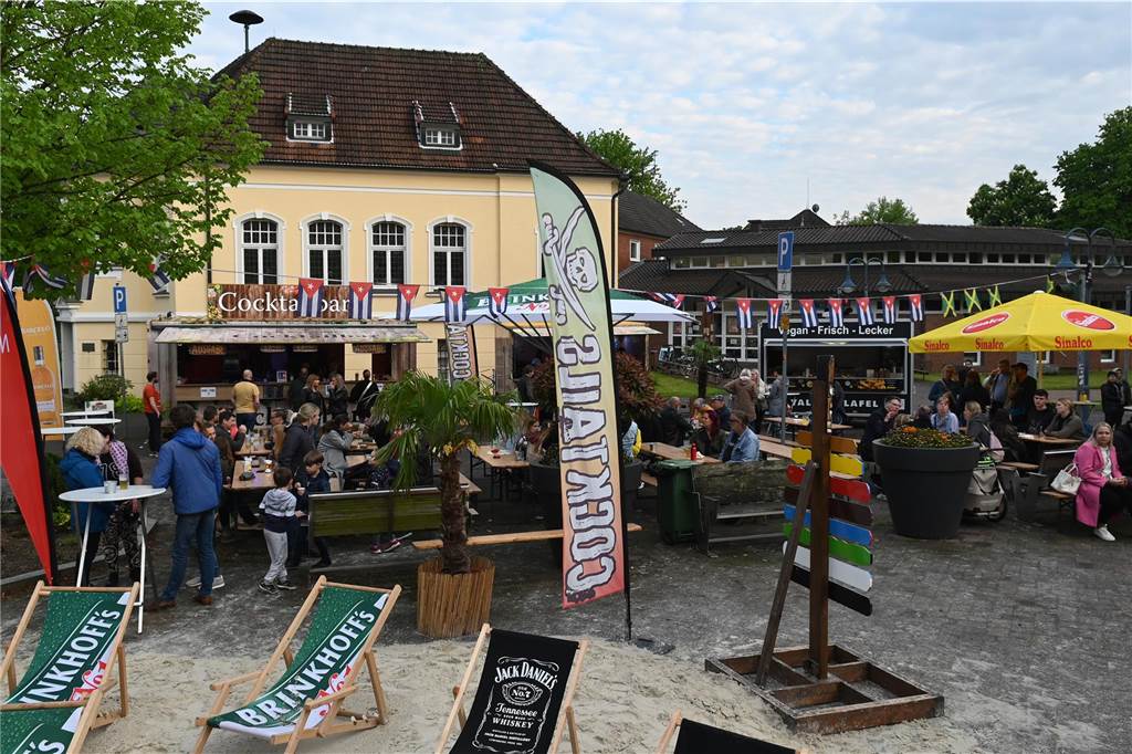Der Rathaus-Vorplatz in Schermbeck verwandelt sich an diesem Wochenende in ein "Street Beach Festival".