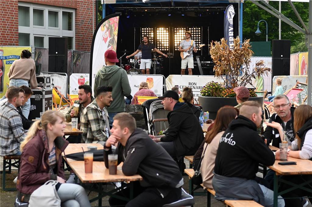 Der Rathaus-Vorplatz in Schermbeck verwandelt sich an diesem Wochenende in ein "Street Beach Festival".
