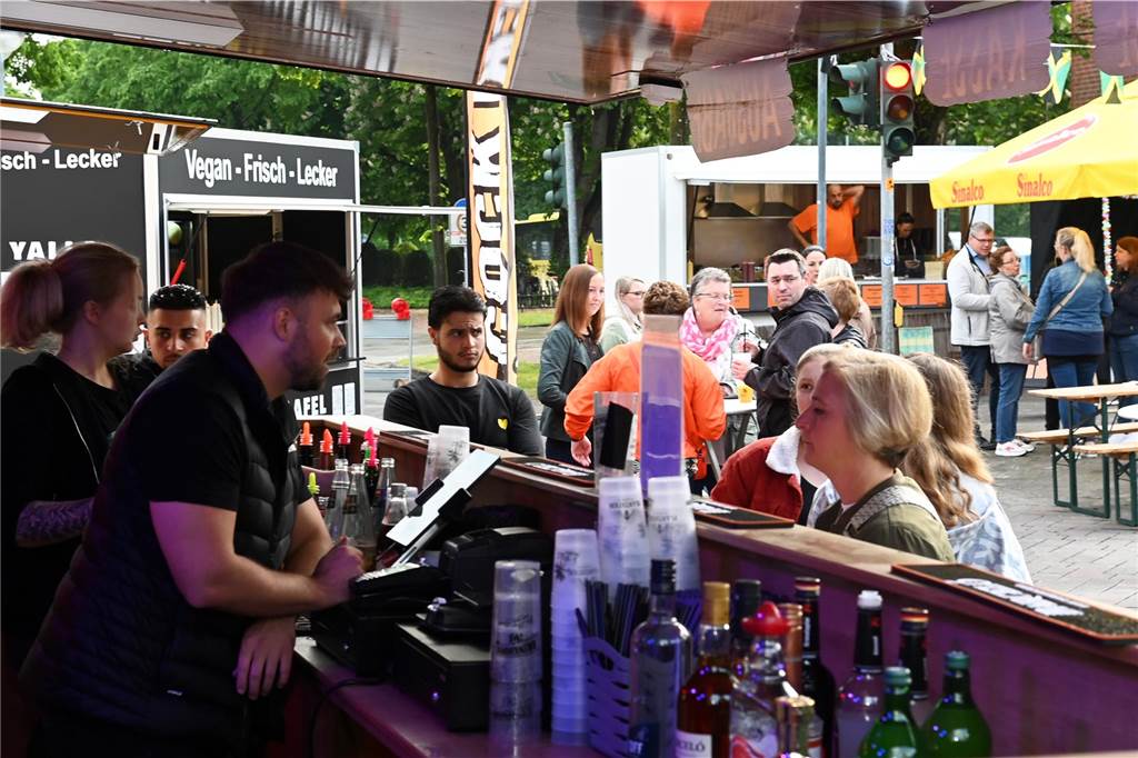 Der Rathaus-Vorplatz in Schermbeck verwandelt sich an diesem Wochenende in ein "Street Beach Festival".