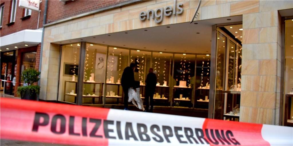 „Dumme Idee“ – Mutmaßliche Täter gestehen Überfall auf Goldschmiede Engels Der Raubüberfall auf die Goldschmiede Engels hatte für Aufsehen gesorgt. Nun standen die mutmaßlichen Täter vor Gericht.