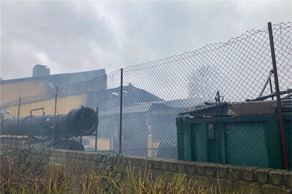 Großbrand im Dortmunder Westen: Autohandel steht lichterloh in Flammen - viele Fotos Der Rauch ist auch gegen 12.30 Uhr noch nicht abgezogen.