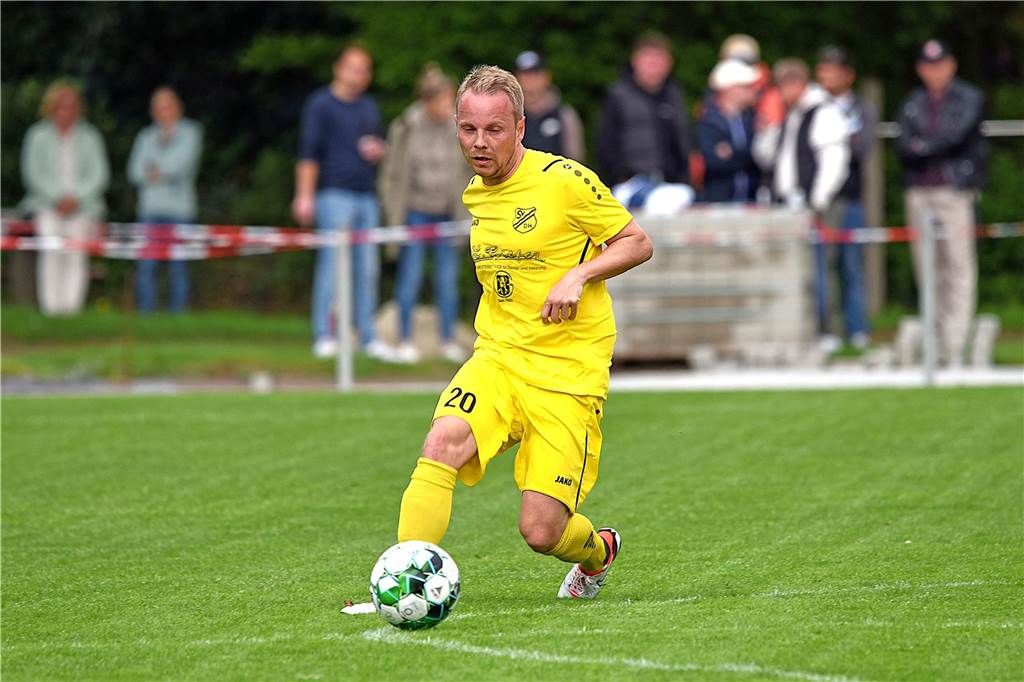 SV Hardt zeigt eine unterirdische Leistung: Heimpleite gegen Vorwärts Wettringen Benedikt Jansen am Ball