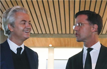 Der Rechtspopulist Geert Wilders (l.) und der rechtsliberale Ministerpräsident Mark Rutte vor der TV-Debatte in Rotterdam.