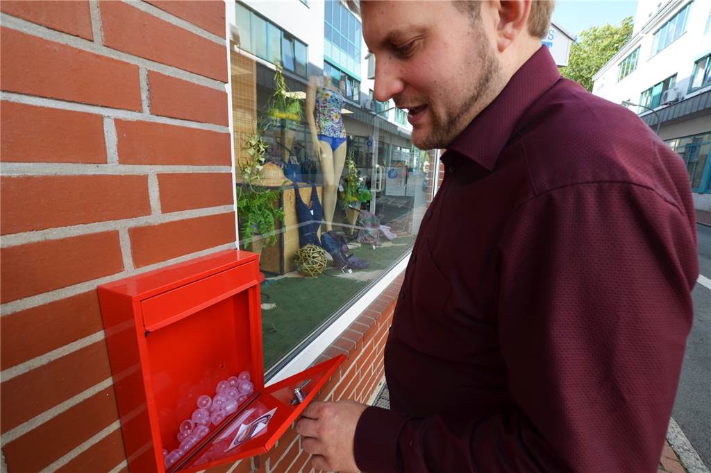 Der Recycling-Kasten: Rund die Hälfte aller Kugeln geben die Passanten zurück.