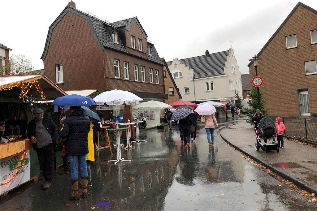 So schön ist die Adventszeit in der Selmer Altstadt Der Regen hielt viele ab, am Sonntag zum Adventsmarkt zu gehen. Die, die da waren, hatten sich kleidungsmäßig gut ausgestattet.