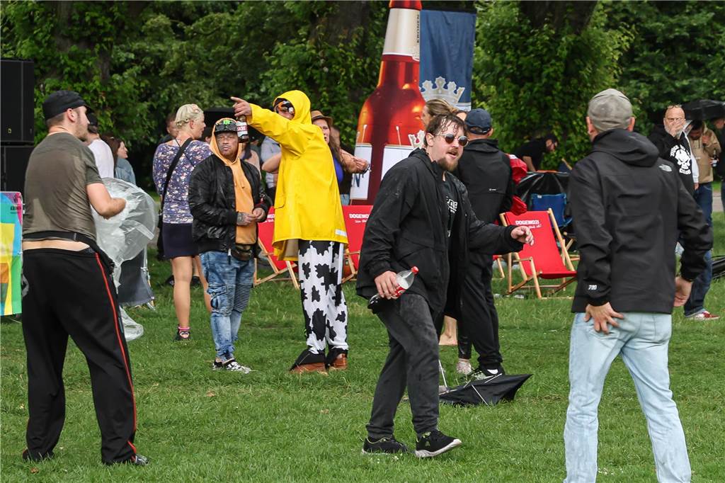 Der Regen ist zwar kräftig, hält aber nur kurz an. Danach können die Schirme wieder eingepackt werden.