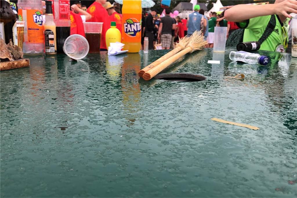 Viele Fotos und Live-Video von der Eröffnung des Dodgeball-Beach-Cup Der Regen kam zur Eröffnung.