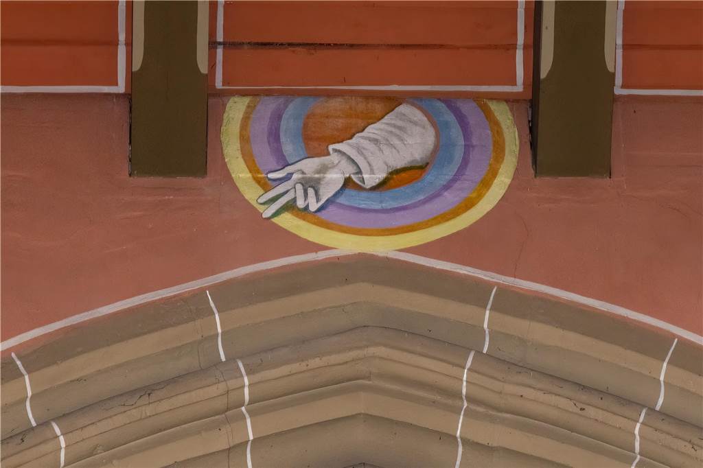 Der Regenbogen mit der "Hand Gottes" entstand ebenfalls bei der Renovierung der Kirche bis 1984. Auf der Rückseite dieser Wand befindet sich an gleicher Stelle die Taube.