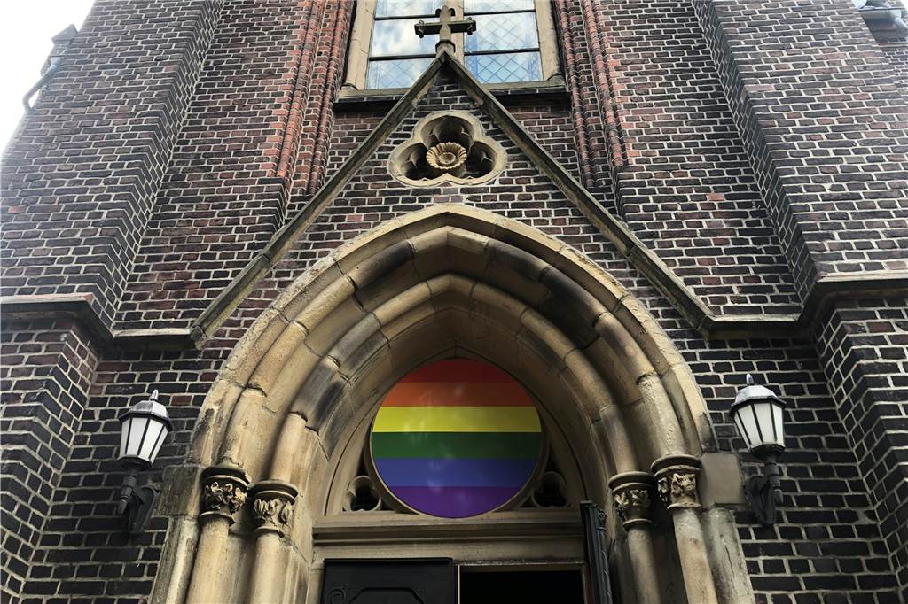 LGBTQ+ Menschen unterstützen: Castroper Gemeinde bringt Regenbogen an Der Regenbogen über dem Eingang der Paulus Kirche wird wohl für einige Monate bleiben.