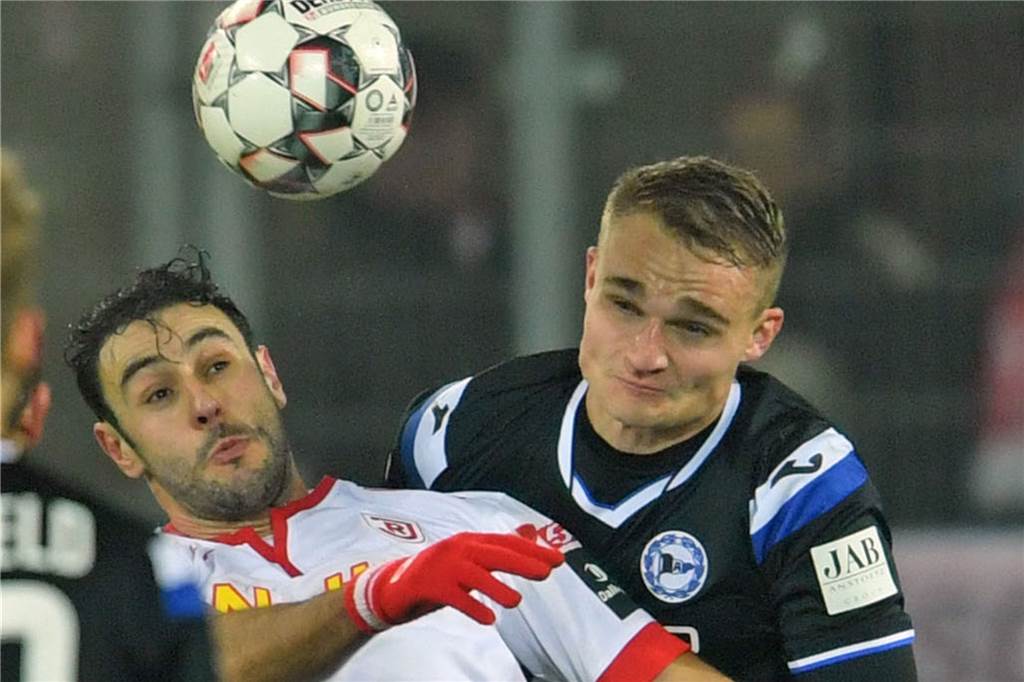 Amos Pieper: „Auch die zweite Liga in Deutschland ist eine sehr harte Liga“ Der Regensburger Hamadi Al Ghaddioui (l.) und Amos Pieper im Kopfballduell