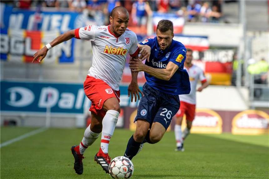 Jahn Regensburg ohne Abschlussglück beim 0:0 gegen Kiel Der Regensburger Jann George (l) im Zweikampf mit Jonas Meffert. Foto: Matthias Balk