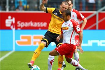 Der Regensburger Jann George (r) beim Zweikampf mit Dynamo-Akteur Haris Duljevic. Foto: Sascha Janne