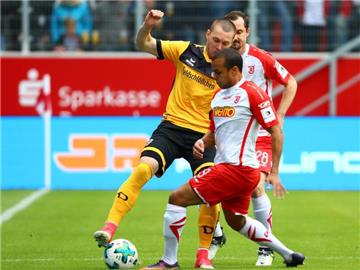 Der Regensburger Jann George (r) beim Zweikampf mit Dynamo-Akteur Haris Duljevic. Foto: Sascha Janne
