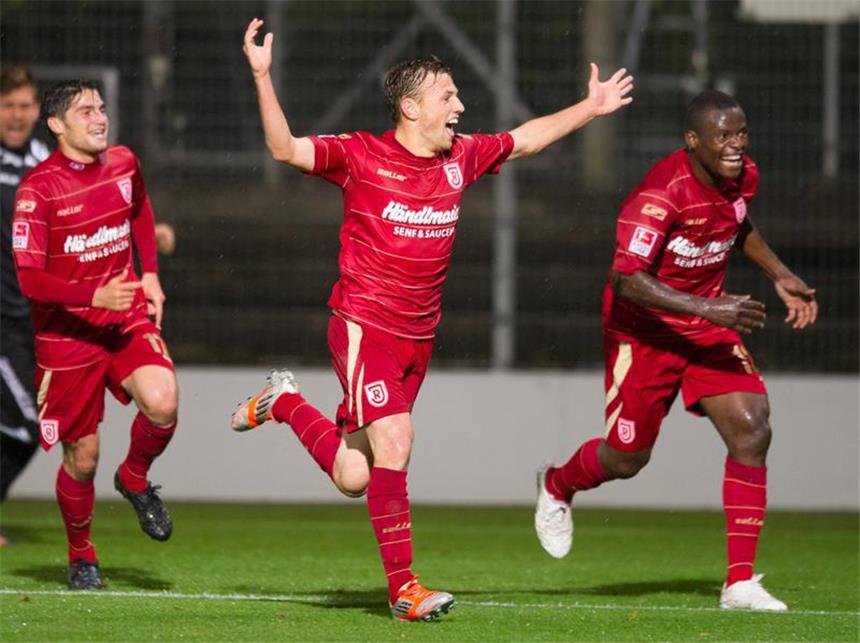 Erster Auswärtssieg für Regensburg: 2:1 in Sandhausen Der Regensburger Julian Wießmeier (M) jubelt über sein Tor zum 2:1-Sieg. Foto: Uwe Anspach
