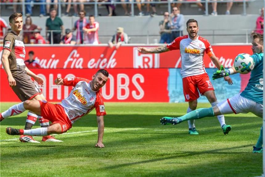 Jahn Regensburg macht Druck auf Kiel - St. Pauli in Not Der Regensburger Sargis Adamyan (M.) trifft zum zwischenzeitlichen 2:0. Foto: Armin Weigel