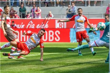 Der Regensburger Sargis Adamyan (M.) trifft zum zwischenzeitlichen 2:0. Foto: Armin Weigel