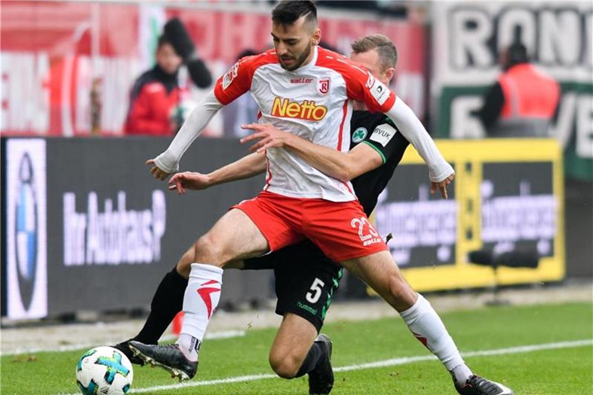 Jahn Regensburg bezwingt Greuther Fürth im Kellerduell Der Regensburger Sargis Adamyan (Vorne) wird von Fürths Richárd Magyar bedrängt. Foto: Armin Weigel