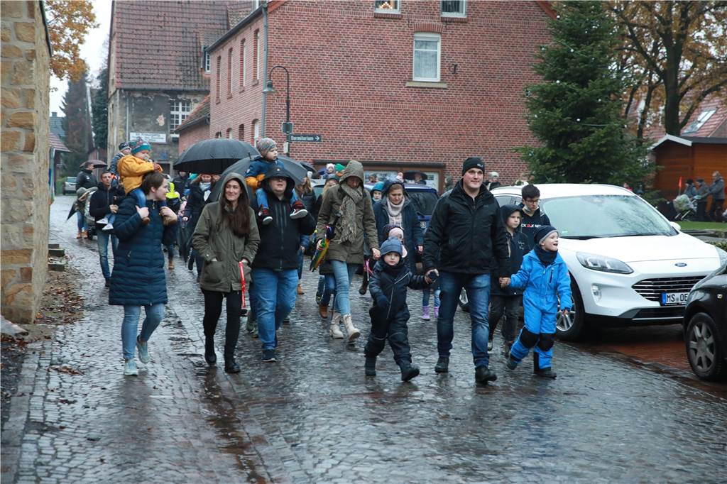 Der Regenschirm gehörte beim Asbecker Nikolaus auch zu den notwendigen Utensilien.