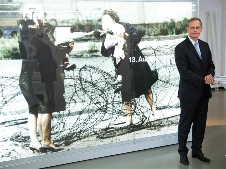 Erinnern und mahnen - Berlin gedenkt der Opfer des Mauerbaus Der Regierende Bürgermeister Michael Müller besucht das Dokumentationszentrum der Mauergedenkstätte an der Bernauer Straße. Foto: Jörg Carstensen