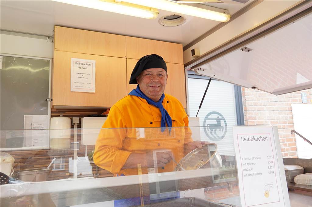 Jacobi-Kirmes Ascheberg hat begonnen: Was für Adrenalinjunkies und ruhigere Besucher Der Reibekuchenbäcker Josef Weissen ist erstmalig mit seinem Stand auf der Jacobi-Kirmes vertreten.