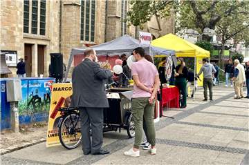 Der Reinoldikirchplatz ist ein beliebter Ort für Wahlkämpfer. Am Samstag waren hier "Die Partei" und die FDP Nachbarn.