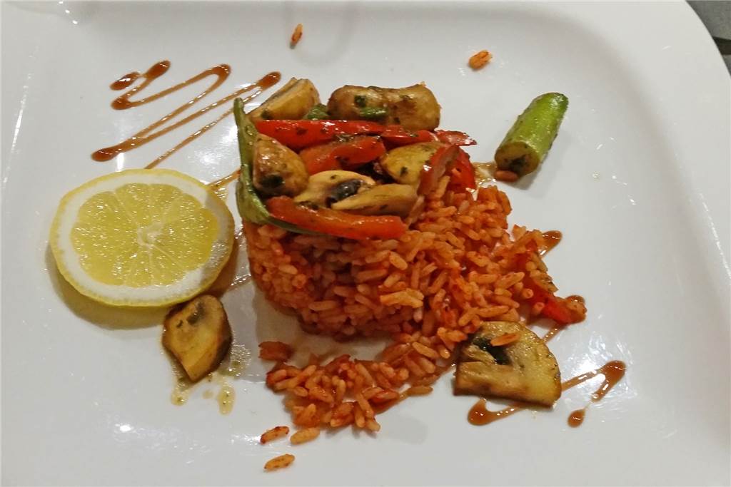Harry Engbers (57) interpretiert im Restaurant Oldenkott die deutsche Küche neu Der Reis mit buntem Gemüse ist fein gewürzt.