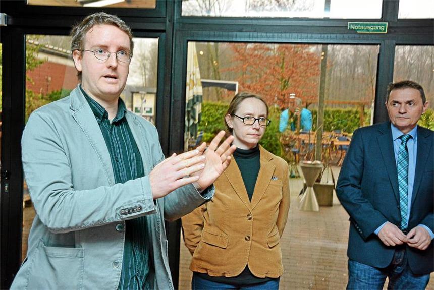 Stellplätze statt Tennisplätze in Nordkirchen? Der Reisejournalist Michael Moll (l.) will 27 Stellplätze für Wohnmobile errichten. Die Gemeinde hat sich bei der Hauptversammlung des Tennisvereins erneut für die Pläne von Moll und seiner Lebenspartnerin Monika Barwinska ausgesprochen. Der Tennisverein hat übrigens einige Plätze bereits aufgegeben.