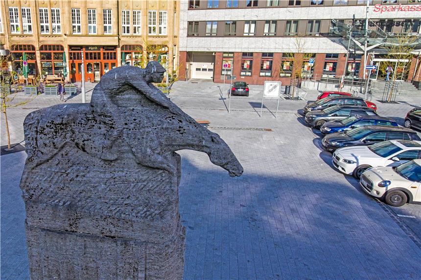 Rundwanderung mit Ausblick und Einblick: So grün ist Castrop-Rauxel Der Reiterbrunnen auf dem Altstadtmarkt erinnert an die Castroper Renngeschichte.
