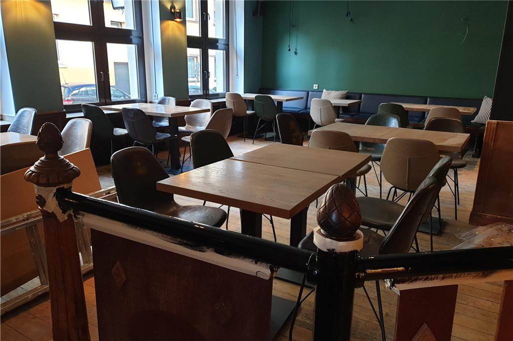 Der „Restaurantbereich“ ist vom Barbereich über eine Stufe zu erreichen.