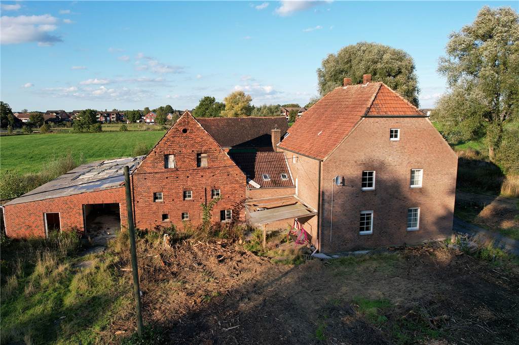 Landrat Mario Löhr kauft Hofstelle und sorgt damit für Spekulationen Der Resthof im Baugebiet besteht aus mehreren Gebäuden. Nicht alle wollen die neuen Eigentümer erhalten.