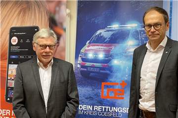 Der Rettungsdienst im Kreis Coesfeld sucht weitere Kräfte - DRK-Kreisvorstand Christoph Schlütermann und Präsident Konrad Püning vor Motiven der neuen Kampagne.