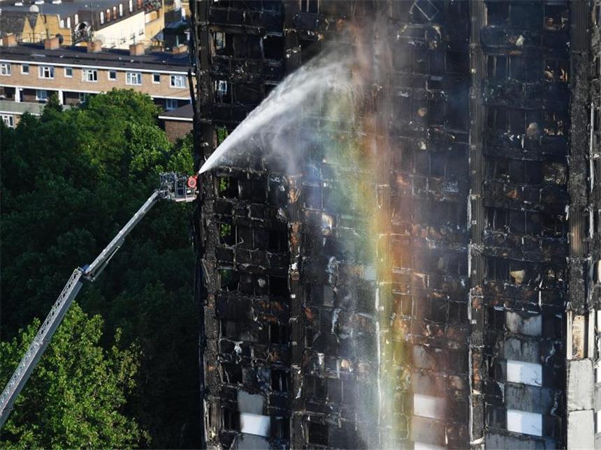 Zwölf Tote bei Feuerdrama in Londoner Hochhaus Der Rettungseinsatz wird nach Angaben der Polizei noch mehrere Tage dauern. "Wir bleiben hier, bis die Arbeit getan ist", sagte ein Sprecher der Londoner Feuerwehr. Foto: Victoria Jones