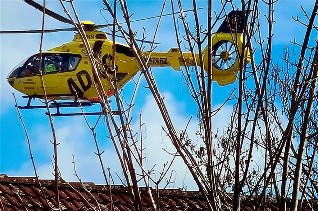 Mit Video: Augenzeuge erlebte, wie die Schüsse durch die Tannenstraße hallten Der Rettungshubschrauber brachte den bei der Festnahme verletzten 45-Jährigen in eine Klinik.
