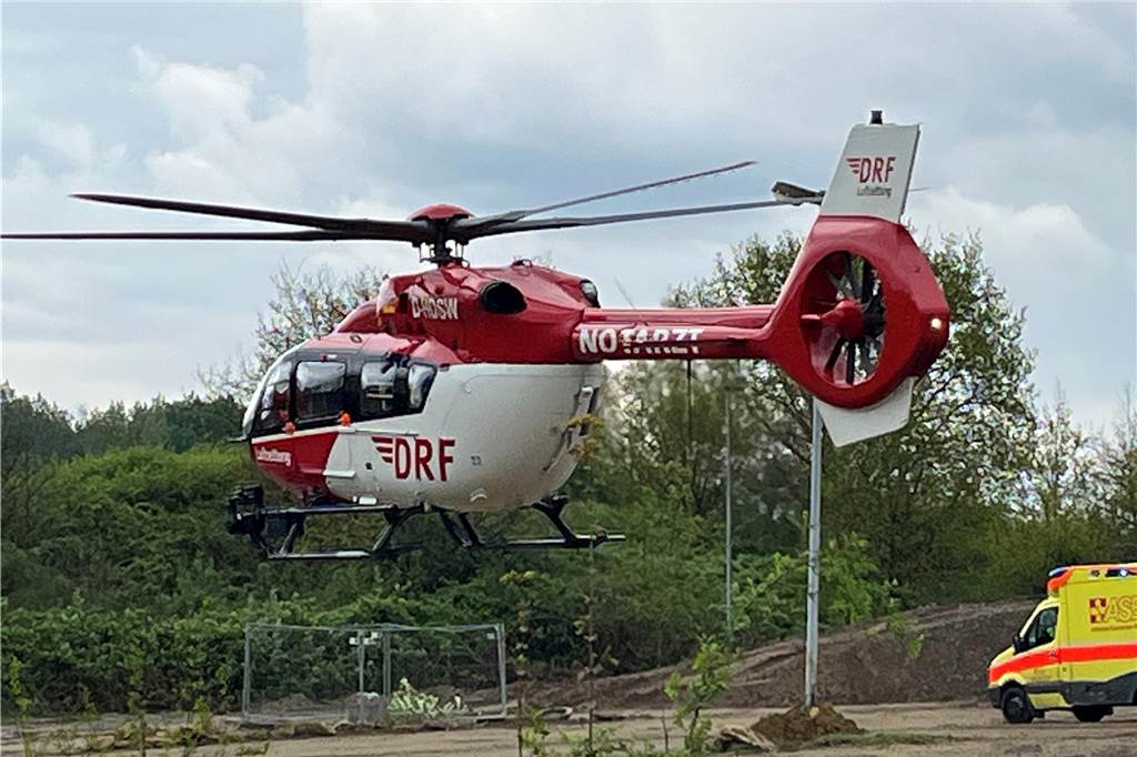 Der Rettungshubschrauber hebt ab.