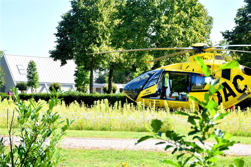 Schwerer Unfall am Friedhof: 14-Jähriger lebensgefährlich verletzt Ein Rettungshubschrauber ist auf dem Friedhof gelandet.