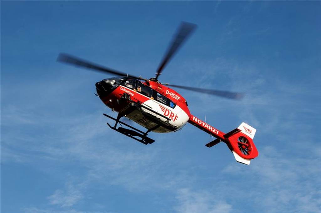 Ein Rettungshubschrauber in der Luft