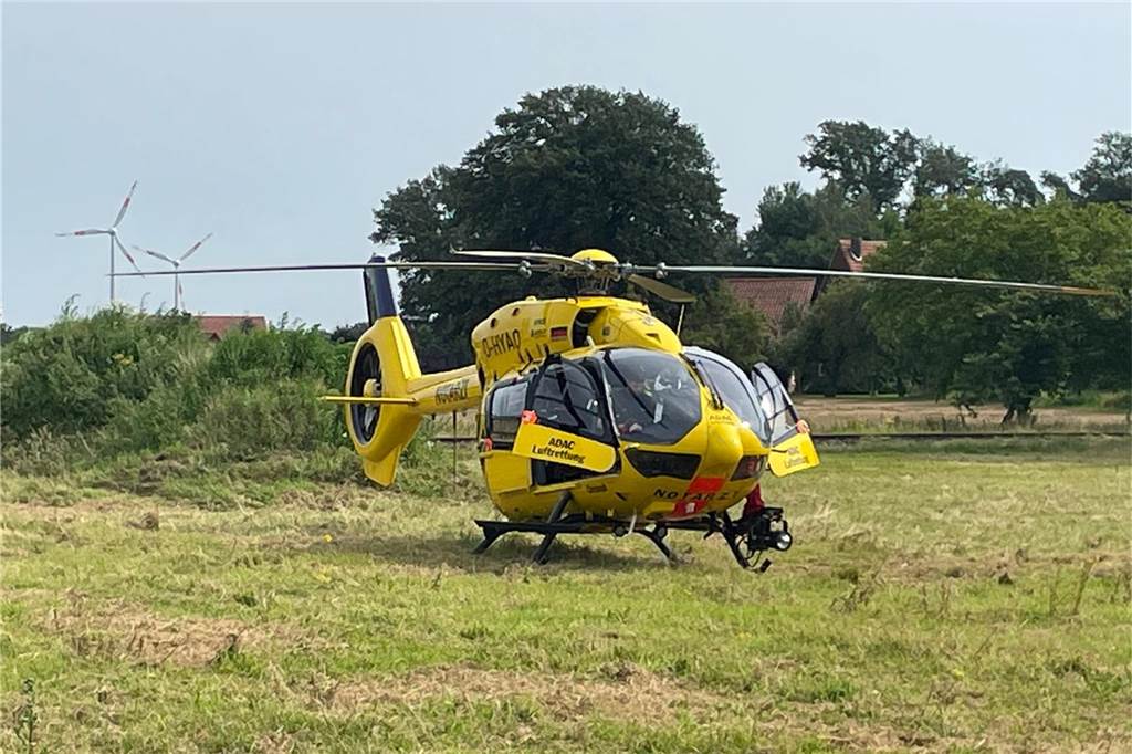 Von Lkw erfasst und überrollt : 53-Jähriger an den Unfallfolgen gestorben Der Rettungshubschrauber am Einsatzort