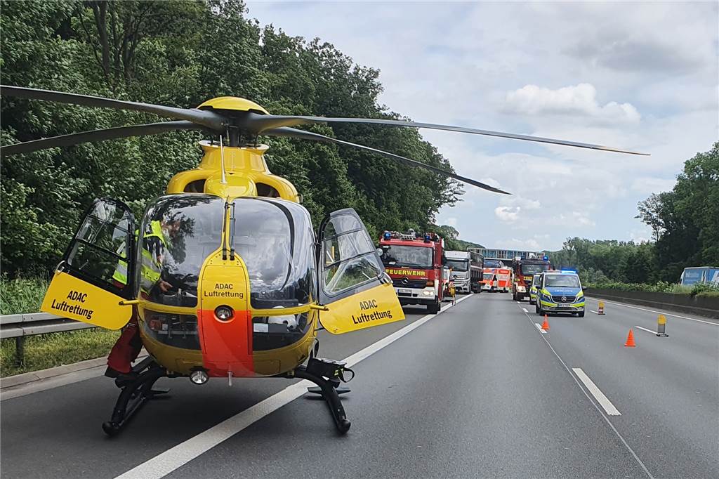 Heftiger Crash auf der A2 mit drei Lkw: Alle Fahrbahnen wieder frei Der Rettungshubschrauber wurde nach dem Unfall auf der A2 sofort alarmiert.