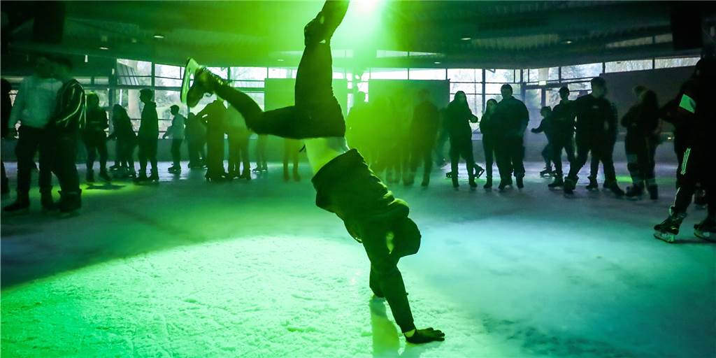 Revierpark Wischlingen spart Energie: Diesen Winter macht nicht alles auf Freestyle-Tänzer in der Eishalle im Revierpark Wischlingen