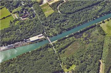 Der Rhein-Herne-Kanal in Bladenhorst. Die Polizei ermittelte am Montag wegen auf dem Wasser treibender Päckchen.