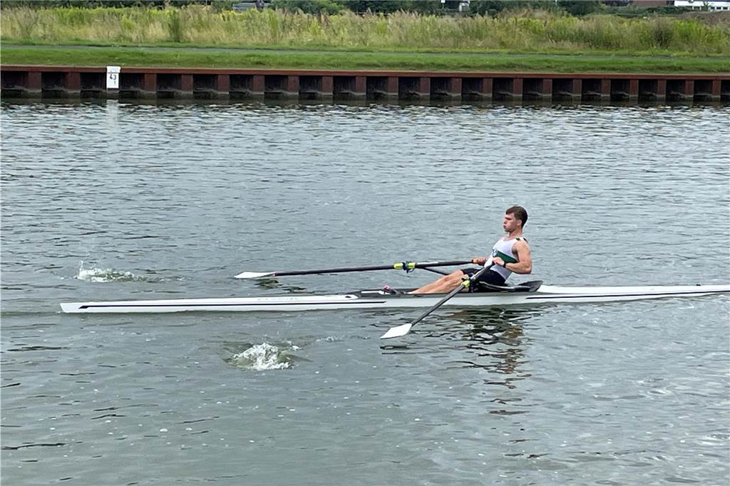 So viel Schweiß und Training steckt in Noel Jaschkes Meistertitel Noel sitzt auf seinem Ruderboot auf dem Rhein-Herne-Kanal.