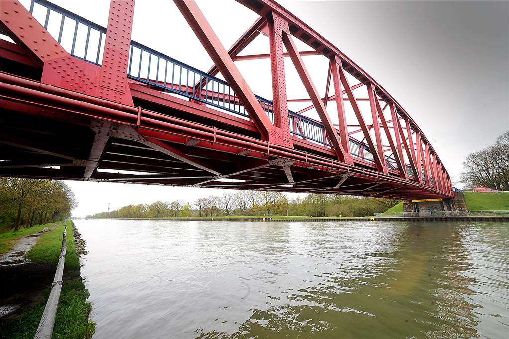 Neubau auf dem Stand der 60er? Behörden-Zoff um Bladenhorster Brücke Der Rhein-Herne-Kanal wird insgesamt verbreitert, damit hier größere Kanalschiffe verkehren können. Jede Brücke muss deshalb abgerissen und neu gebaut werden.