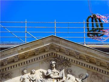 Der Richtkranz schwebt über dem Dachgiebel der Staatsoper Unter den Linden. Foto: Soeren Stache