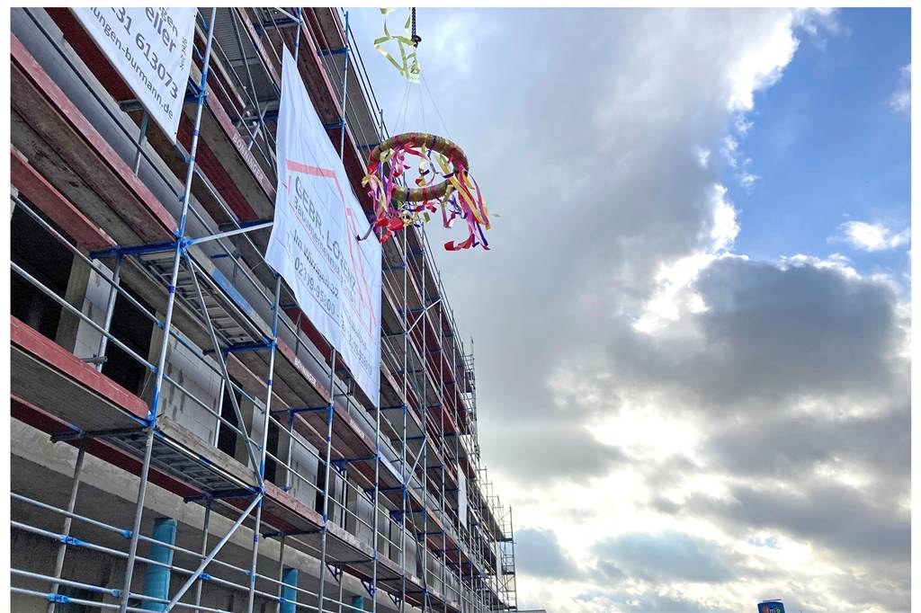 Rohbau für die neue Polizeiwache steht – Richtfest am Luisenglück Der Richtkranz weht seit dem 26. Oktober 2021 über dem Neubau, in dem auch die Polizei ein neues Zuhause findet.