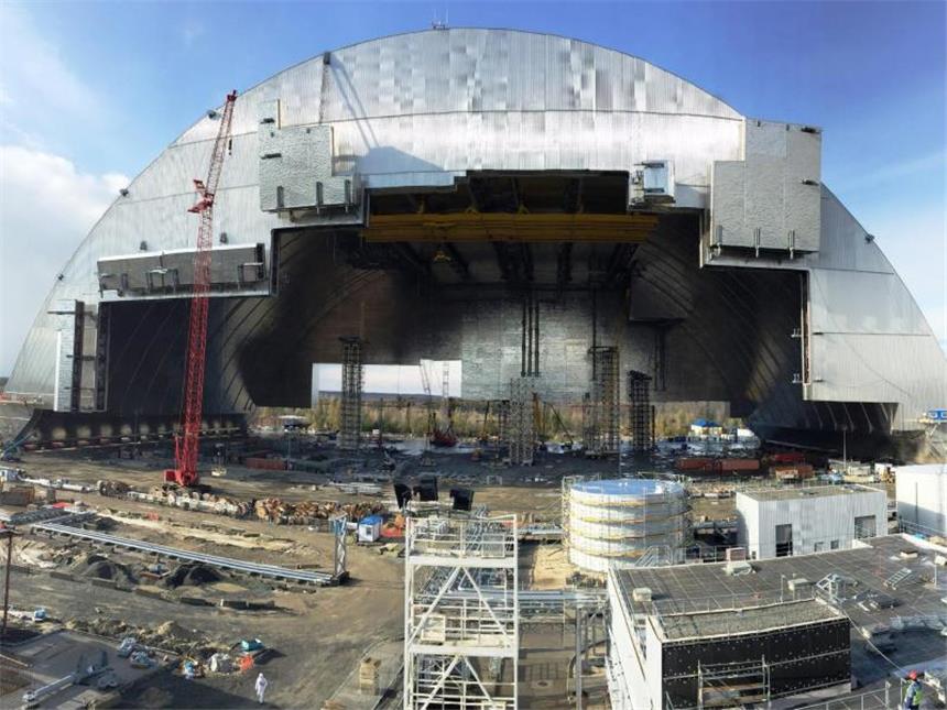 Neue Schutzhülle für Atomruine Tschernobyl Der riesige Stahlmantel soll für die nächsten 100 Jahre einen Austritt von Strahlen verhindern. Foto: epa/Ebrd Photostream