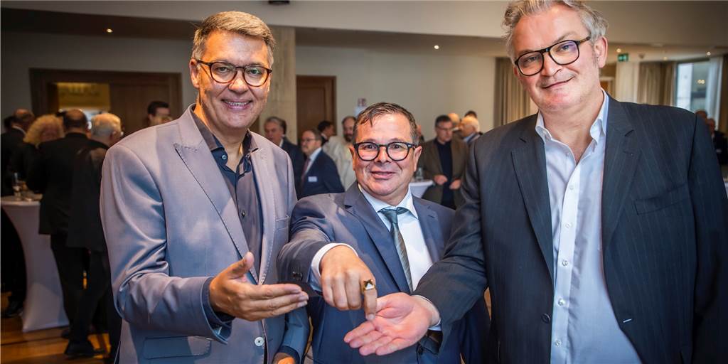 Patrick Arens bekommt Cityring: „Dortmund braucht mehr von Deiner Sorte Mensch!“ Der Ring passt: Der Cityring-Vorsitzende Tobias Heitmann (r.) und Oberbürgermeister Thomas Westphal (l.) gratulierten dem neuen Ringträger Patrick Arens.