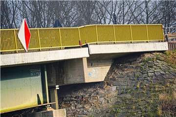 Der Riss, der durch das Absacken des längeren Teils der Brücke entstanden ist, ist deutlich zu sehen.