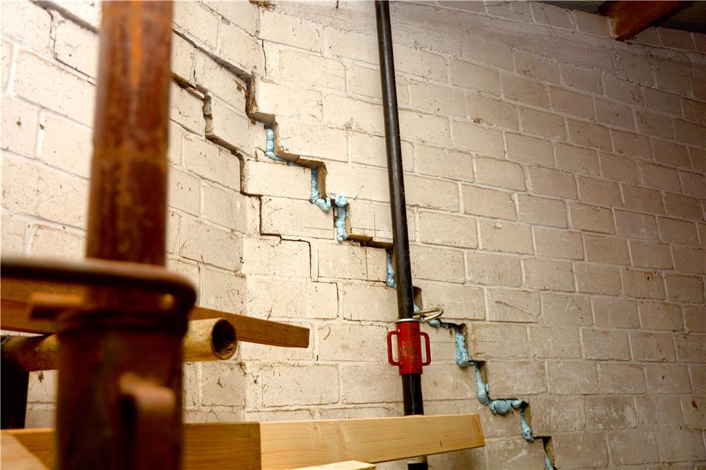 Mitarbeiter des Bauhofs müssen sich noch eine Weile mit Riss in der Wand arrangieren Der Riss zieht sich seit knapp 1,5 Jahren quer über die Wand. Das Dach wurde vorerst mit zusätzlichen Stempeln abgestützt. Einsturzgefährdet sei es nicht, dauerhaft ist diese Lösung aber auch nicht.