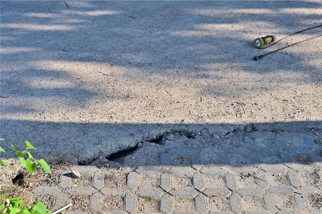 Deichweg am Wesel-Datteln-Kanal in Marl abgesackt: Schiffe müssen langsamer fahren Ein Riss im Boden.